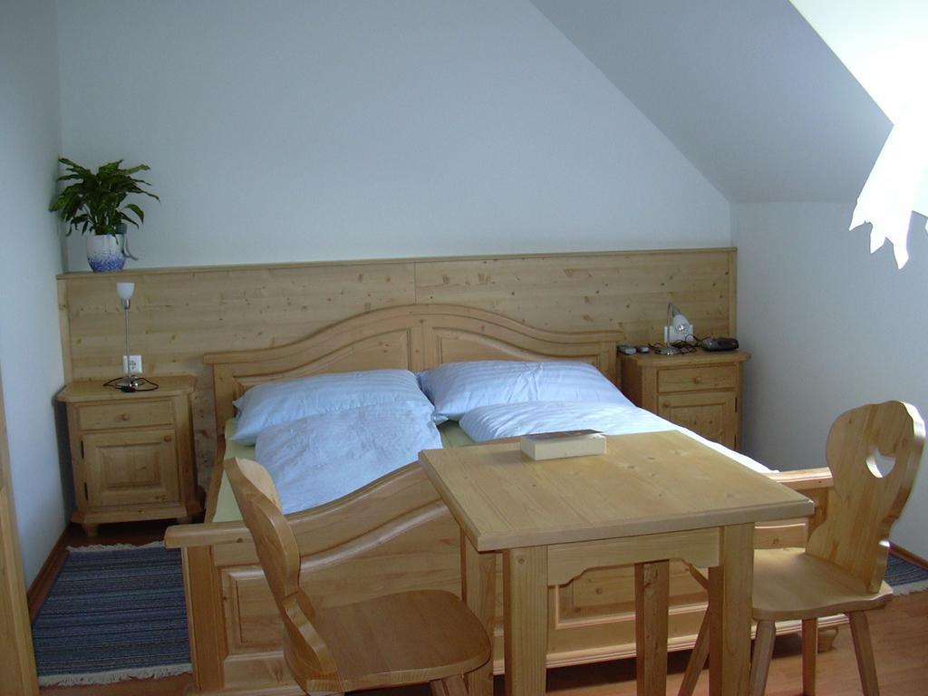 Weingut Gaestezimmer Gruber Ehrenhausen Room photo